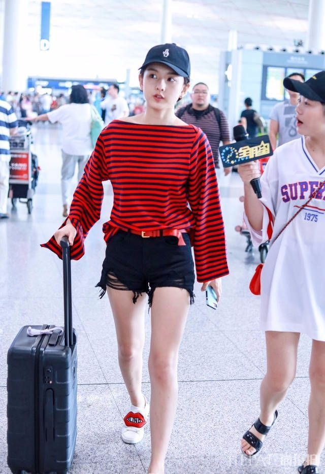 宋祖儿也会穿错衣，一件百搭款暴露了自己的身材缺陷！