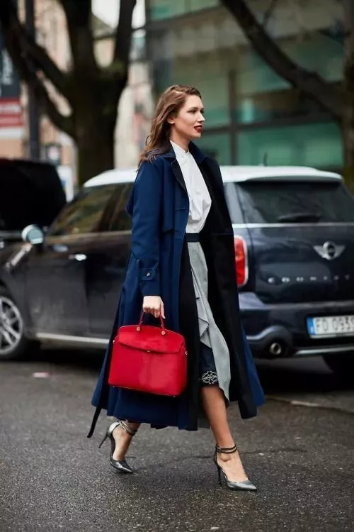 风衣+裙子，在2018的街拍中会美的很高级！