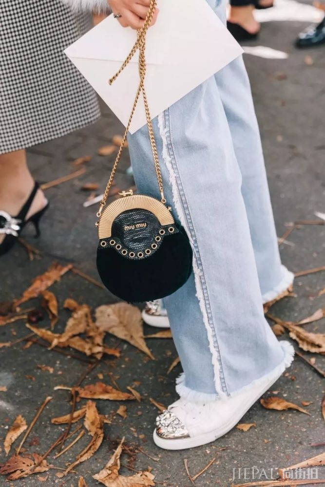卫衣+牛仔裤=在2018秋冬街拍真的时髦炸了