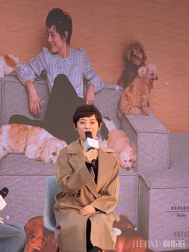 孙俪又穿长外套，这次换个颜色虽然低调很多，但也更高级有气质了