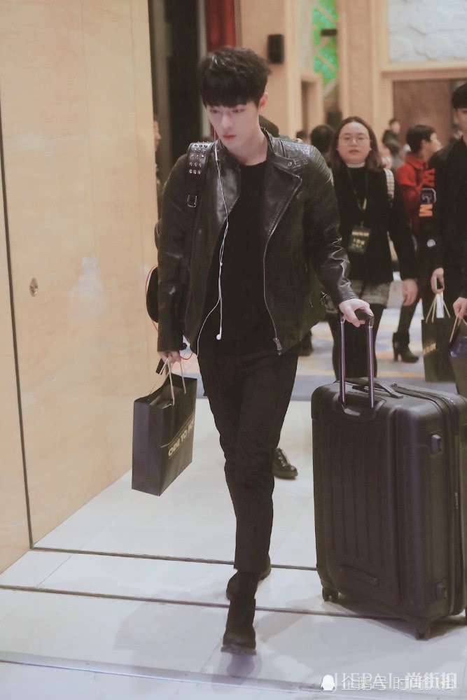 高冷小花旦+软萌小奶狗,李沁“男友”竟是行走穿搭的时尚教科书