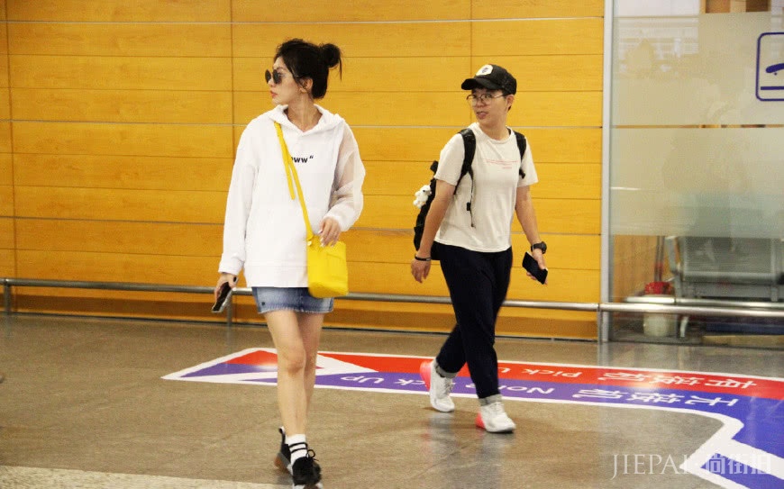 贾静雯气质好!红裙配油发也能穿出时尚大片感