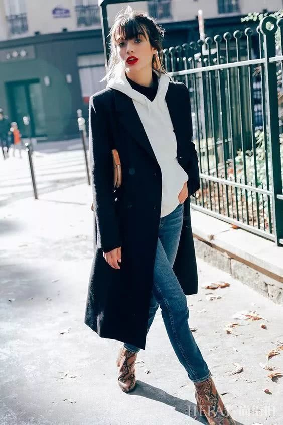 卫衣+牛仔裤=在2018秋冬街拍真的时髦炸了