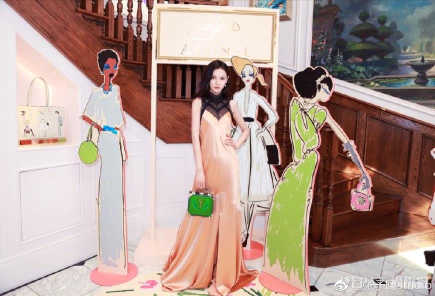 张予曦穿一件红色裙子就能撑得住场面,一般人驾驭不了