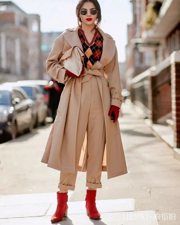 红梨色衣服怎么搭配 秋天更新衣橱色调少不了它