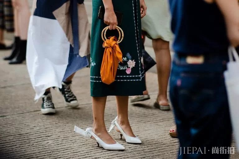 穿衣配丝巾,四两拨千斤 喜欢丝巾的同学来看看这份最全的丝巾搭配攻略吧