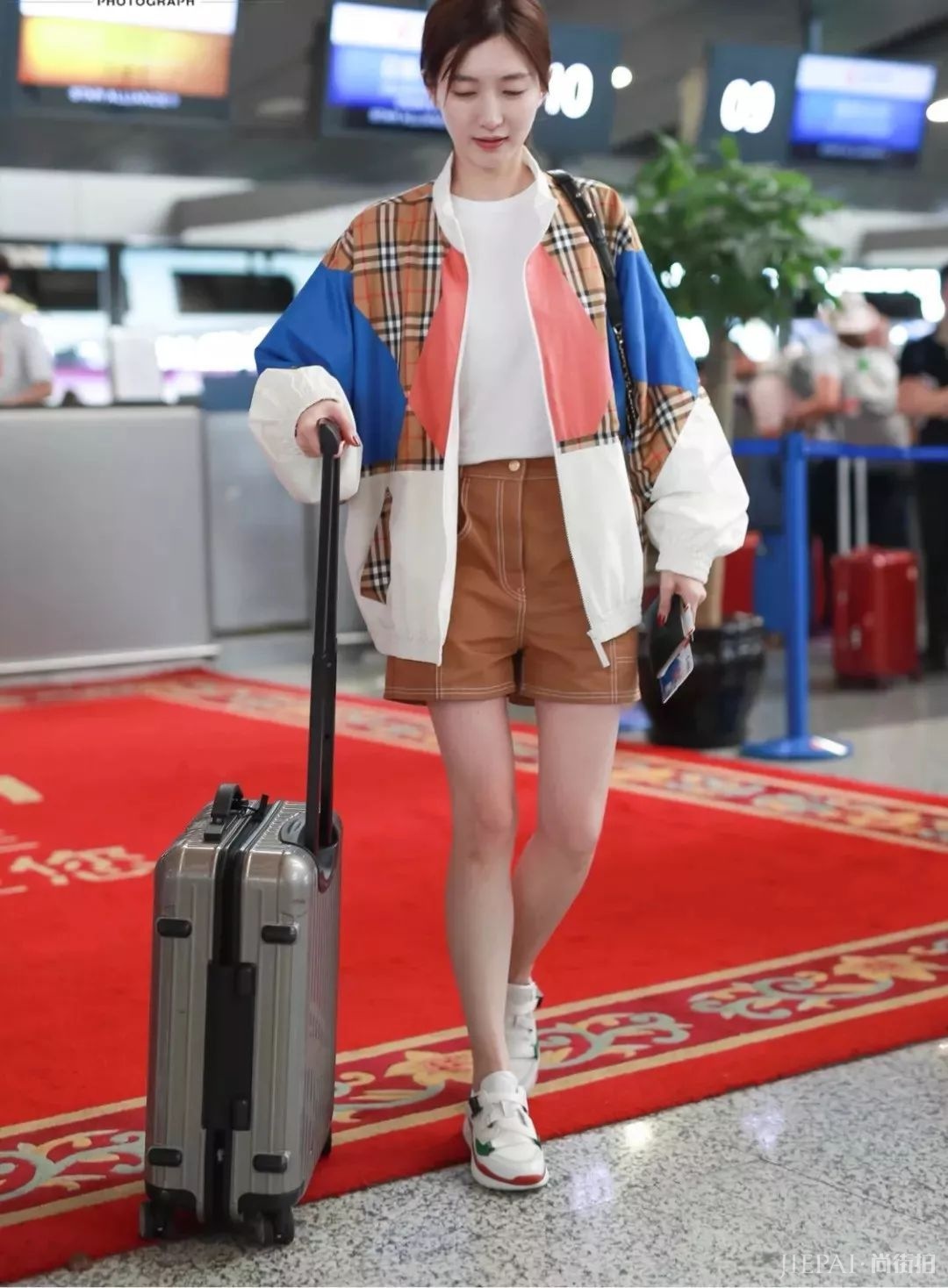 外套里面怎么穿?来看看这5款内搭吧 包你满意!