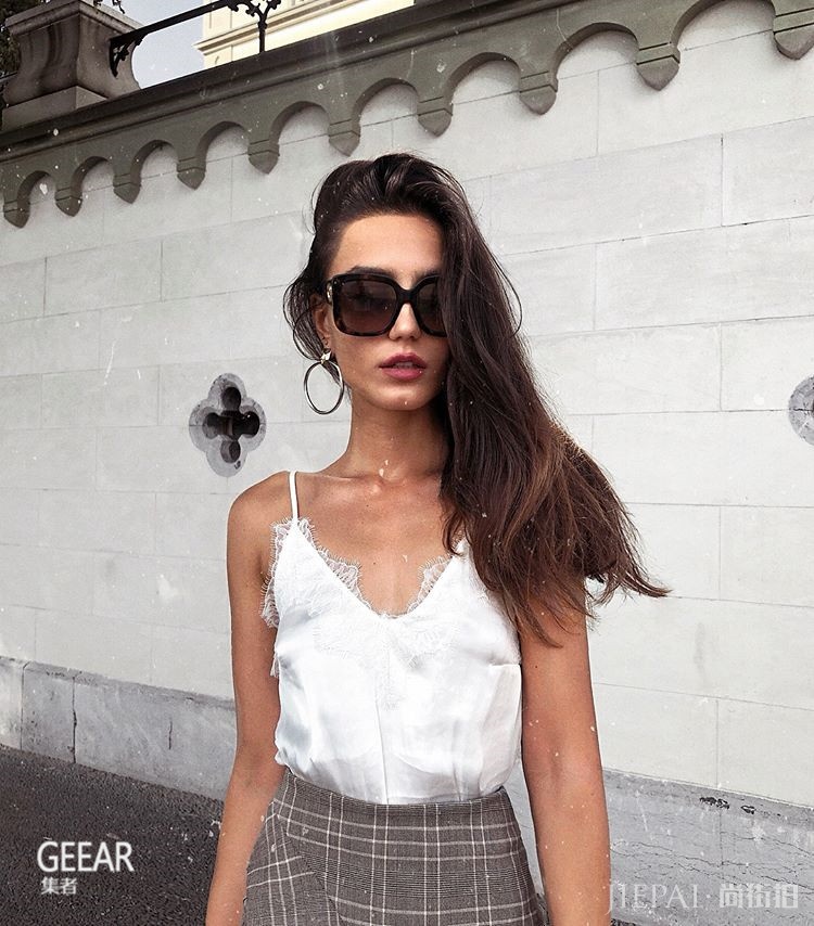 这位时尚博主简直就是一本时尚教课书！美照Pose跟这位时尚博主摆让自己美美的！