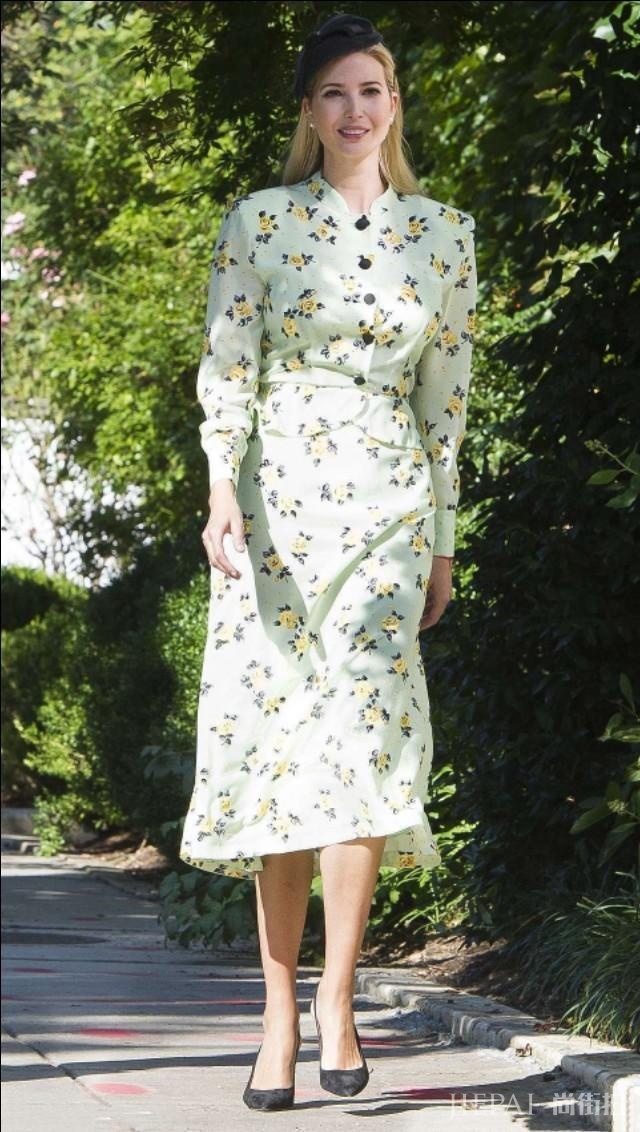 伊万卡旧衣新穿，一件蓝色印花裙衬衣换毛衣搭配，反而美得更高级