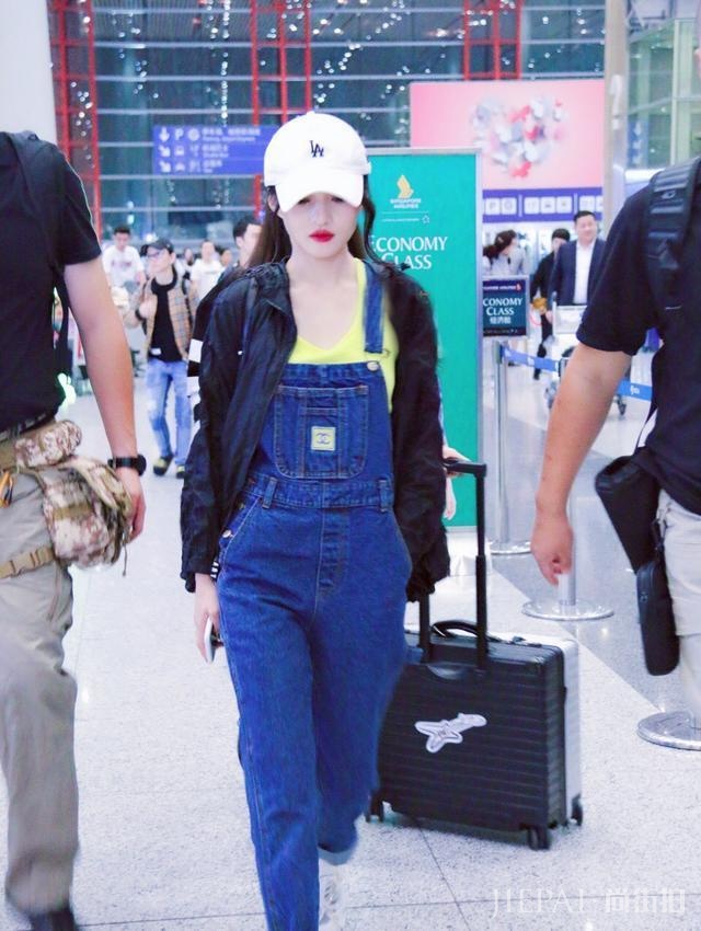 张韶涵T恤搭配小脚裤显高又显瘦,真会穿