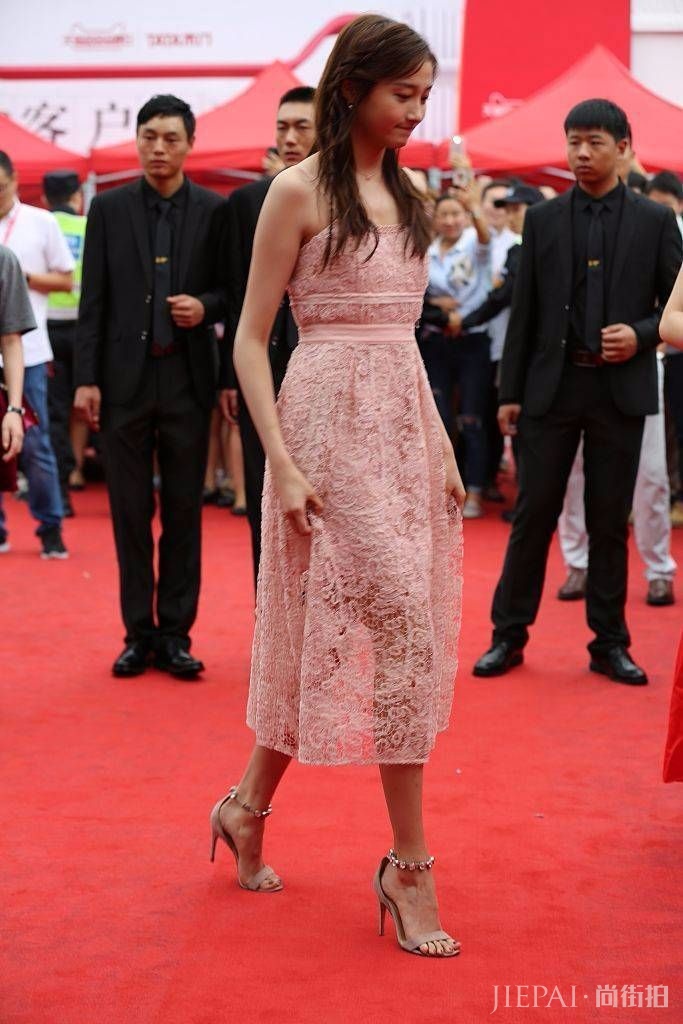 关晓彤从“大妈”界回来了，穿对粉色蕾丝裙，少女气息扑面而来！