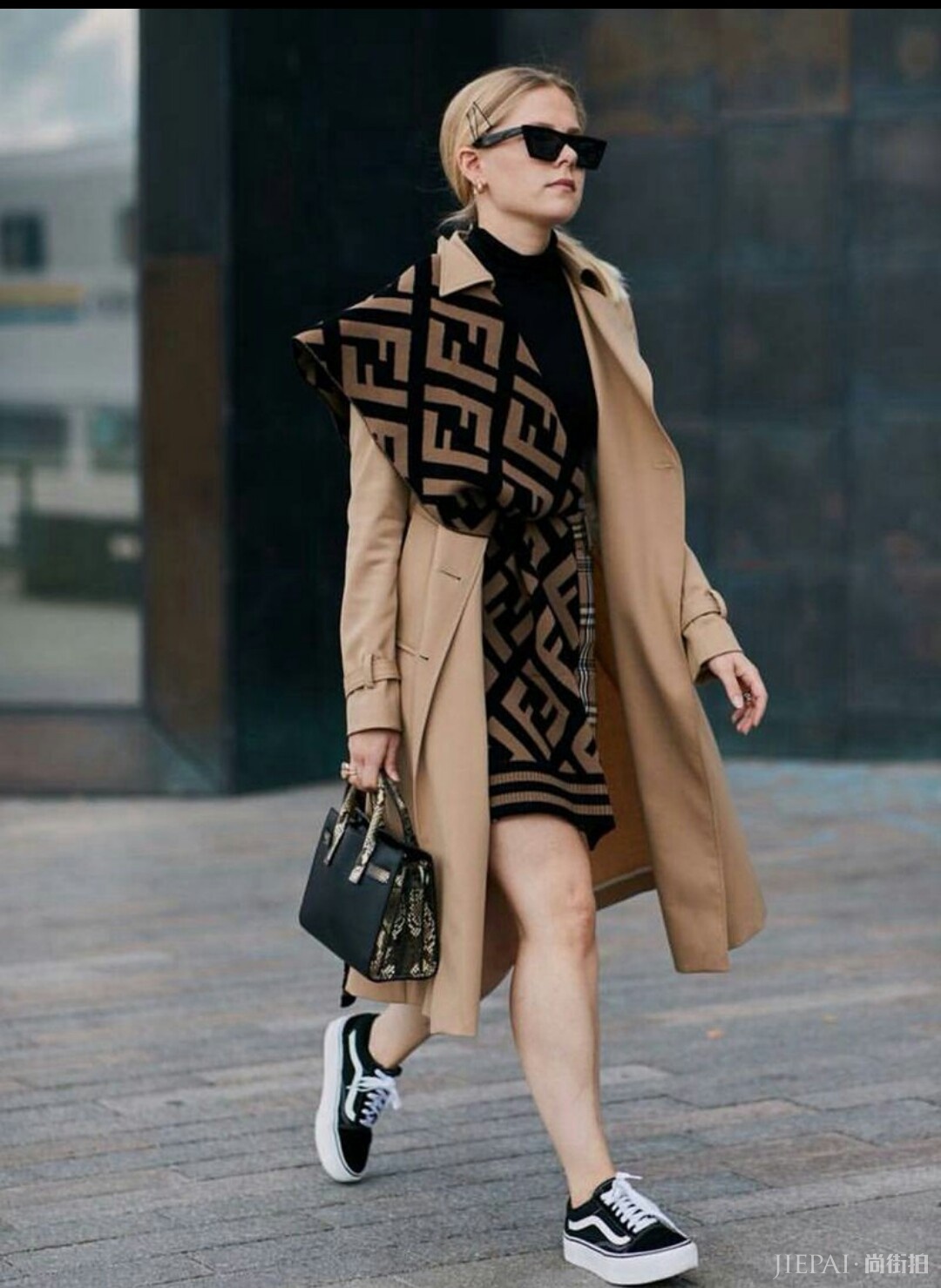 欧美秋冬街拍，围巾这样系既时髦又好看