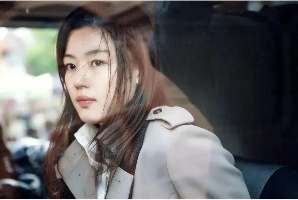 风衣+裙子，在2018的街拍中会美的很高级！