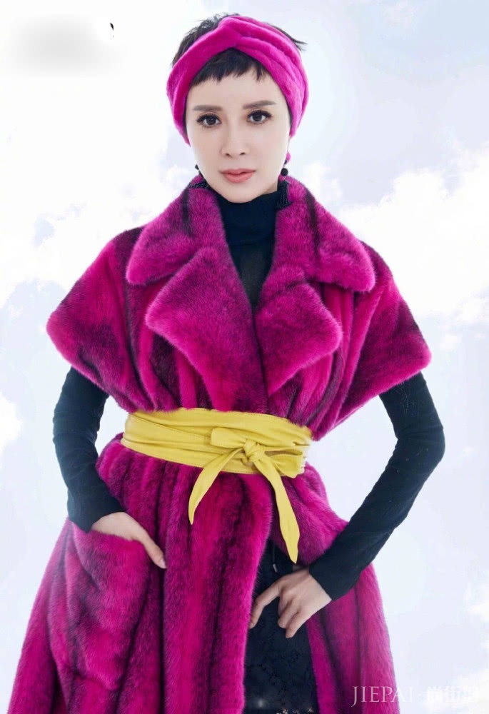 43岁金巧巧拍杂志,穿各种彩色貂皮大衣,拍出了某宝风?