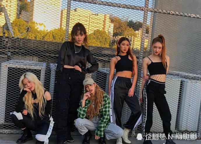 LISA真会穿衣,跳舞穿满大街的衬衫牛仔也能穿出18岁少女感