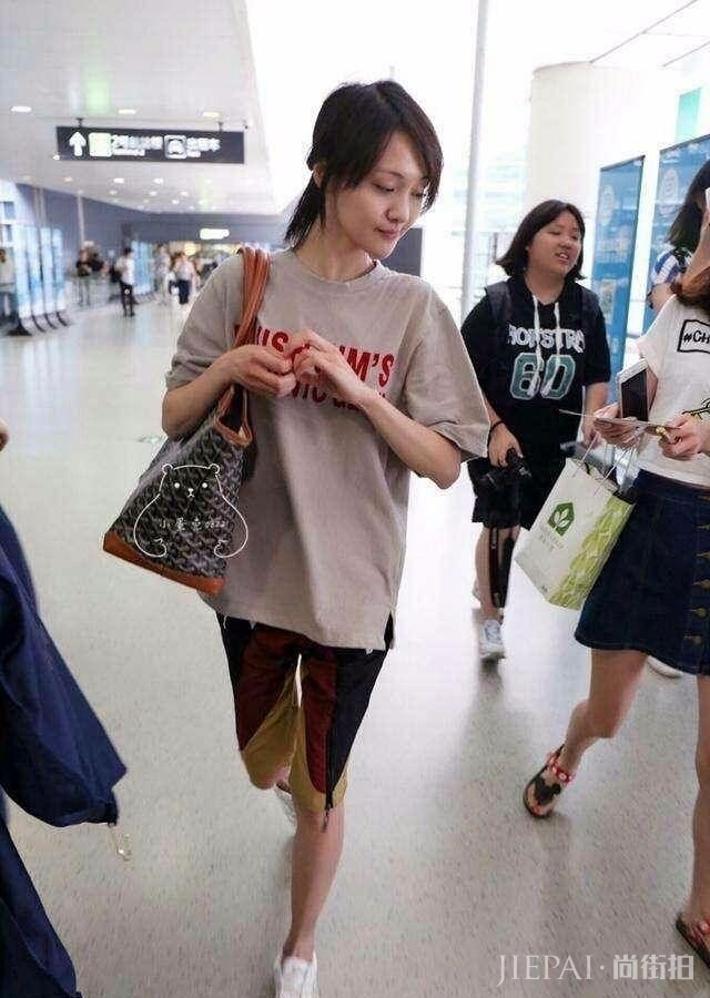 郑爽想突破自己尝试性感风格,没想到被她几万块的包抢镜了!