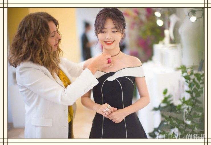 谭松韵终于性感一回！长裙非要剪成短裙穿，网友：再不是中学生了