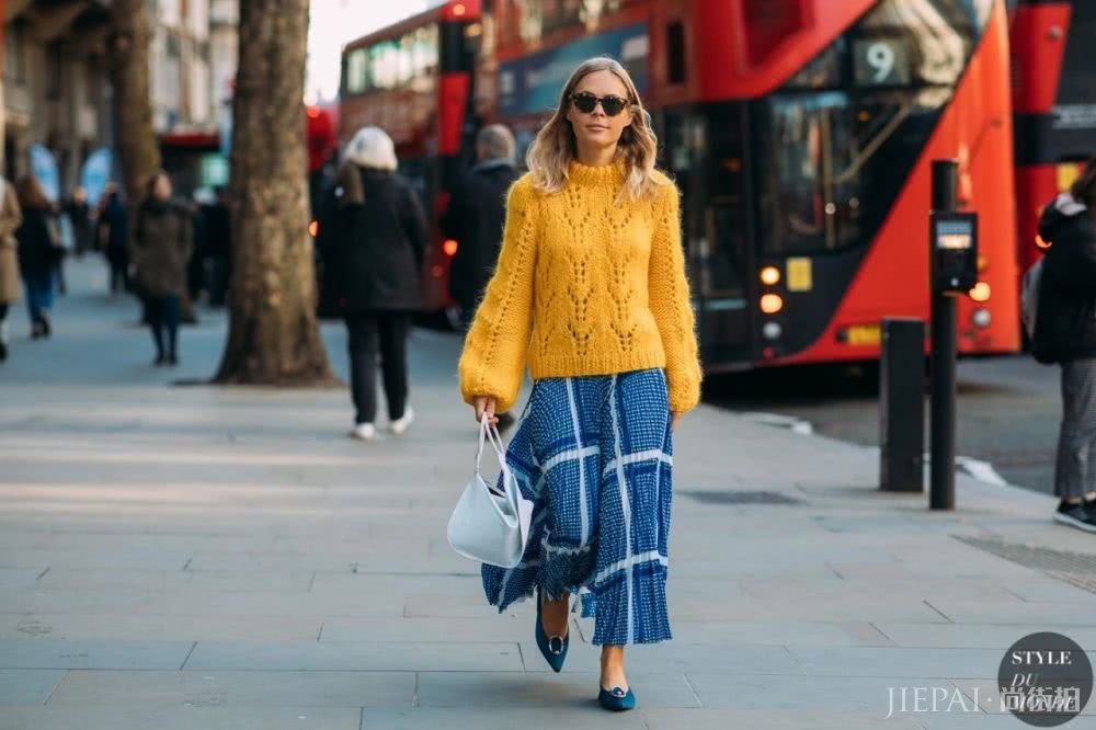 又到了穿毛衣的季节 配上一条半裙让你穿的更好看