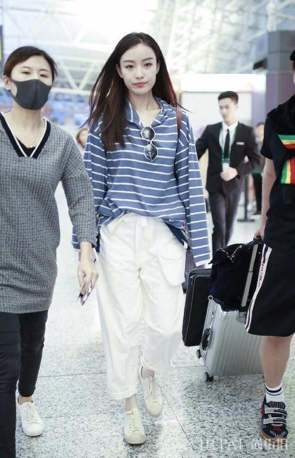 冯绍峰前女友倪妮惊现机场，休闲套装，还是老样子！