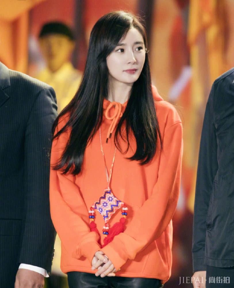 杨幂长发造型性感大方，短发造型青春靓丽，还是长发更好看