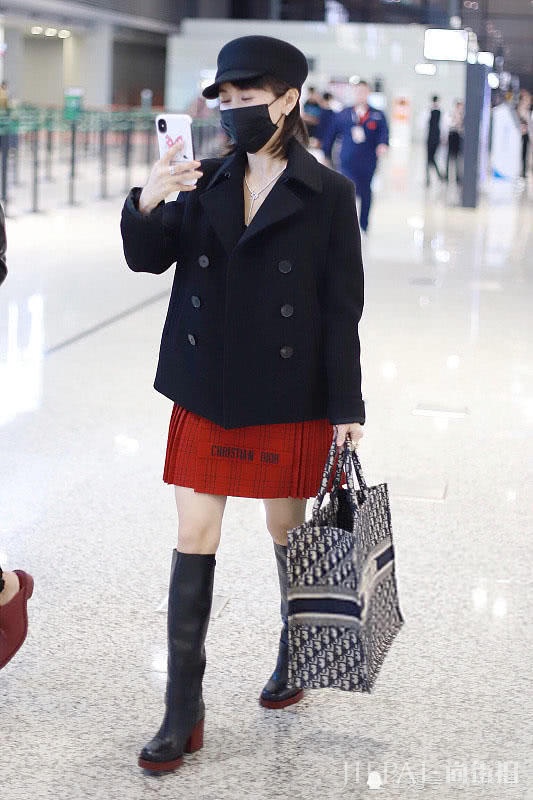 杨颖王子文都在背这款包,时尚女王和“拎购物袋”差距一目了然