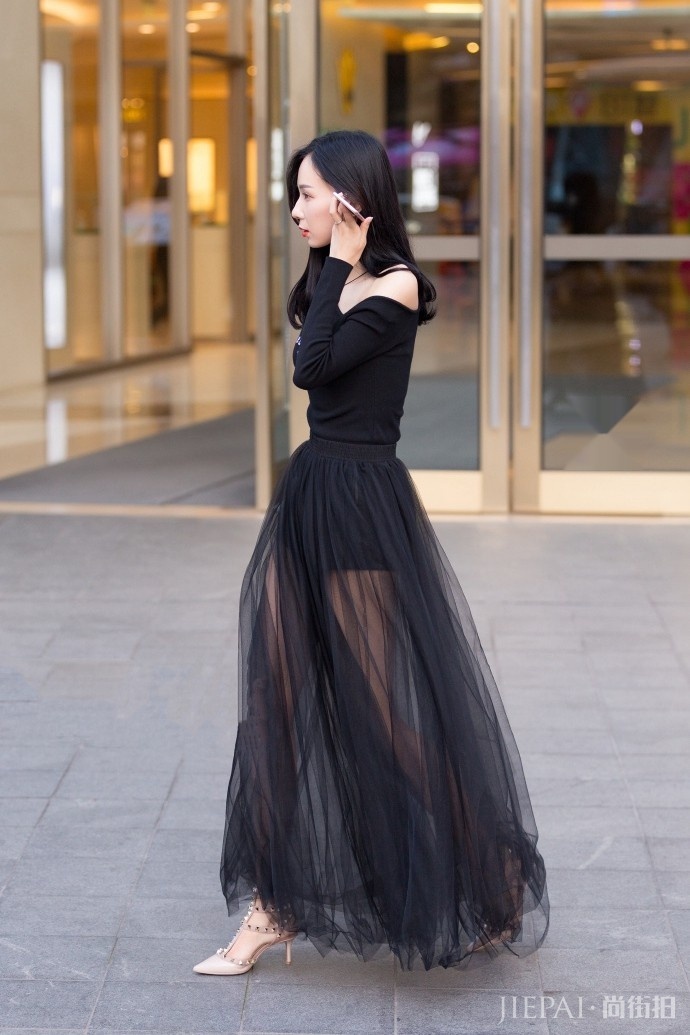 身材高挑的美女,一身超凡脱俗的穿搭,惊艳路人!