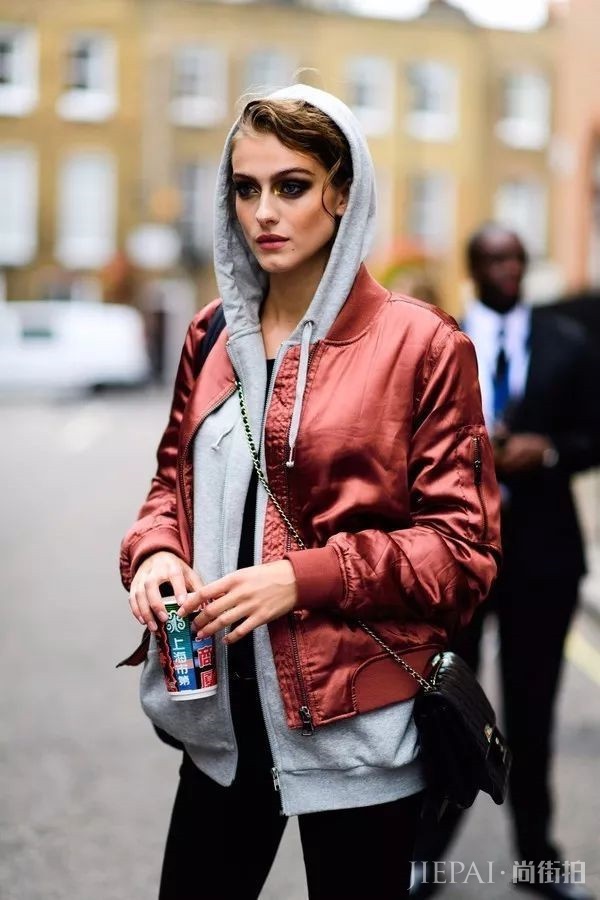 秋冬卫衣怎么搭配外套好看?短外套加卫衣让你的秋搭开挂