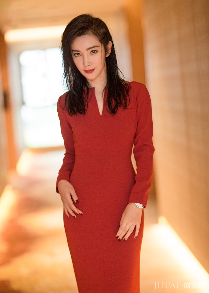 怎样都女神！李冰冰红黑look转换无压力 大秀完美曲线女人味足