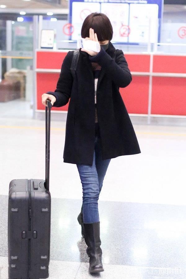 袁泉穿基础款,配牛仔大衣真减龄,教科书般的气质真是一股清流