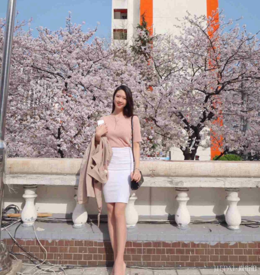 抓住秋天的尾巴，尽情享受短裙吧