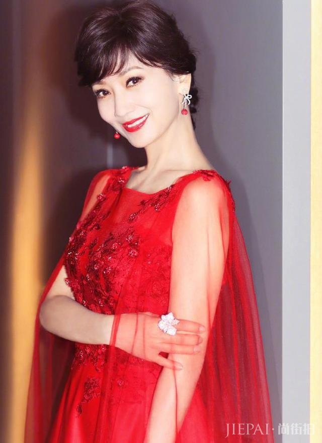 许晴和赵雅芝同穿红裙少女感尽显!