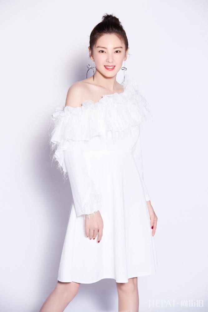 张雨绮穿雪纺连衣裙，清纯又少女，属虎狮子座山东人的暴脾气也拦不住仙气