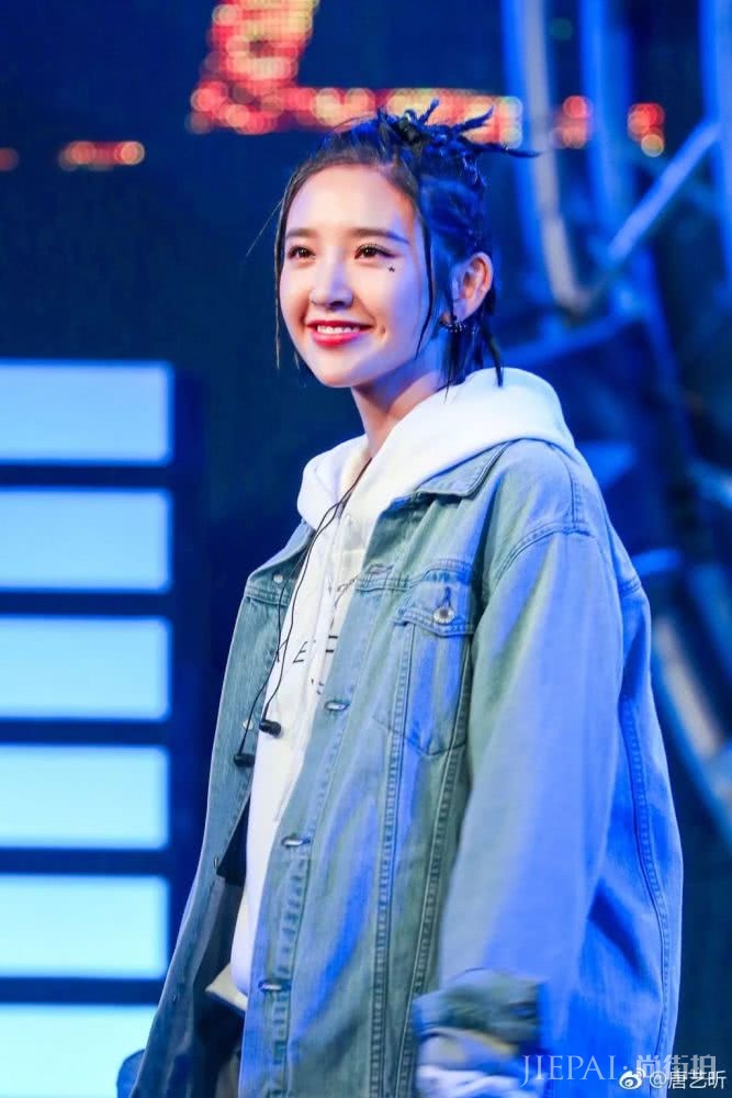 唐艺昕真会化妆 选唇色品味简直好的不要不要的