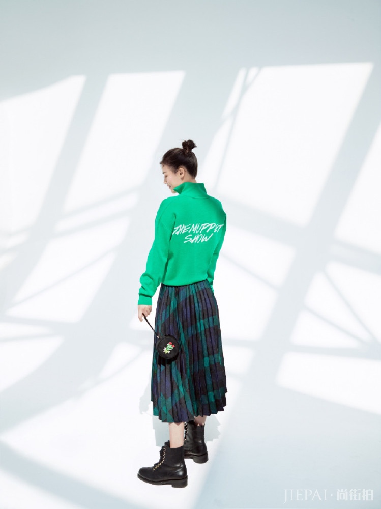 马思纯太会穿！连体袜当打底裤来穿，这是要来新一轮时尚吗？