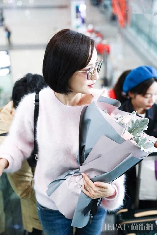 一件毛衣就让佟丽娅美成少女,这样的毛衣你喜爱吗?