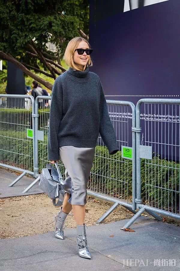 欧美街拍 街头潮人都喜欢上了这款“金银战靴”