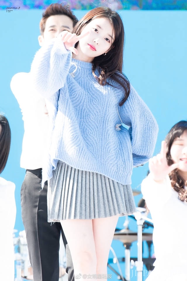 IU李知恩穿毛衣配百褶裙甜到炸！