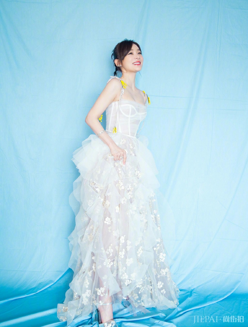 袁姗姗搭配波点纱质长裙,一秒年轻10岁,少女感立显又优雅大气