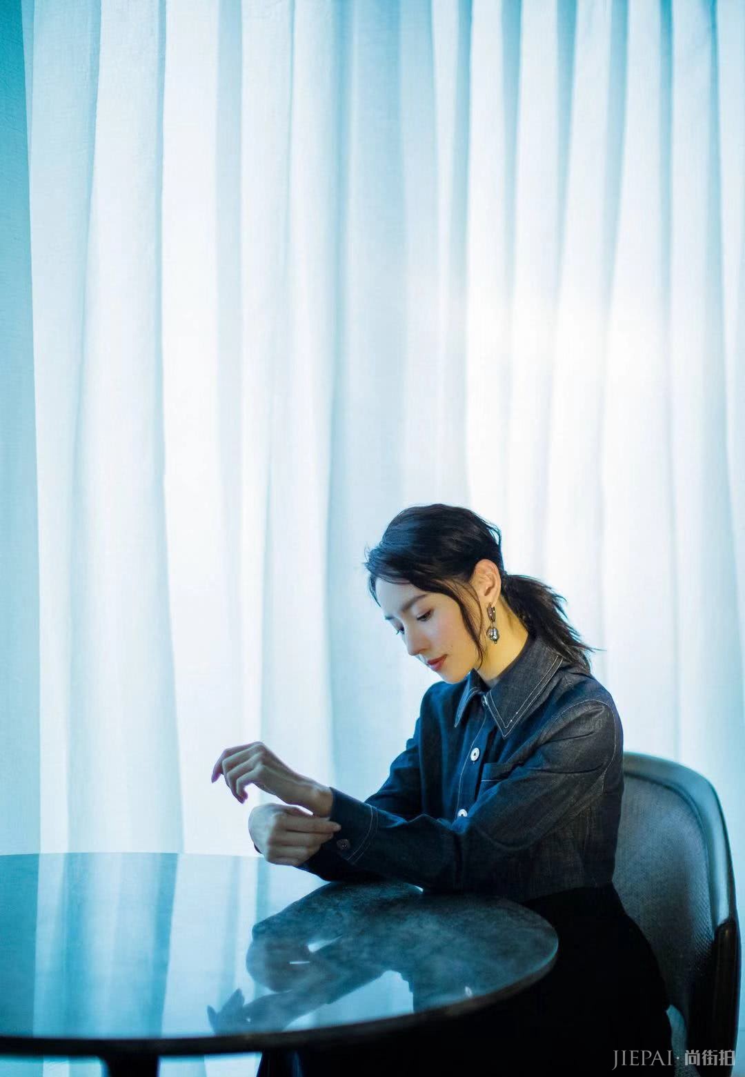 董洁剪刘海至少减龄20岁,扎低马尾穿百褶裙,少女感惊艳!