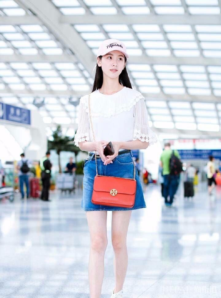 陈都灵机场街拍 包都挎到大腿上了！青春火力全开