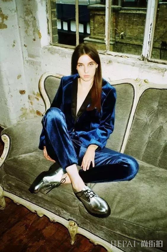 秋冬丝绒衣服怎么搭配?别想了,今年秋冬还是丝绒的天下