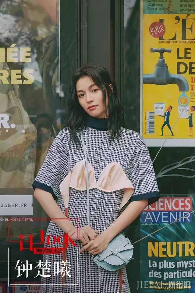 怎样穿出少女感?钟楚曦的毛毛裙告诉你