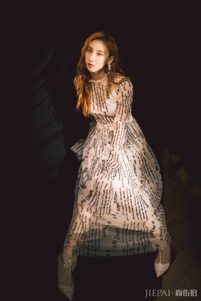 被许靖韵惊艳了!穿及踝长裙美若仙子,连脚上高跟鞋都如此精致