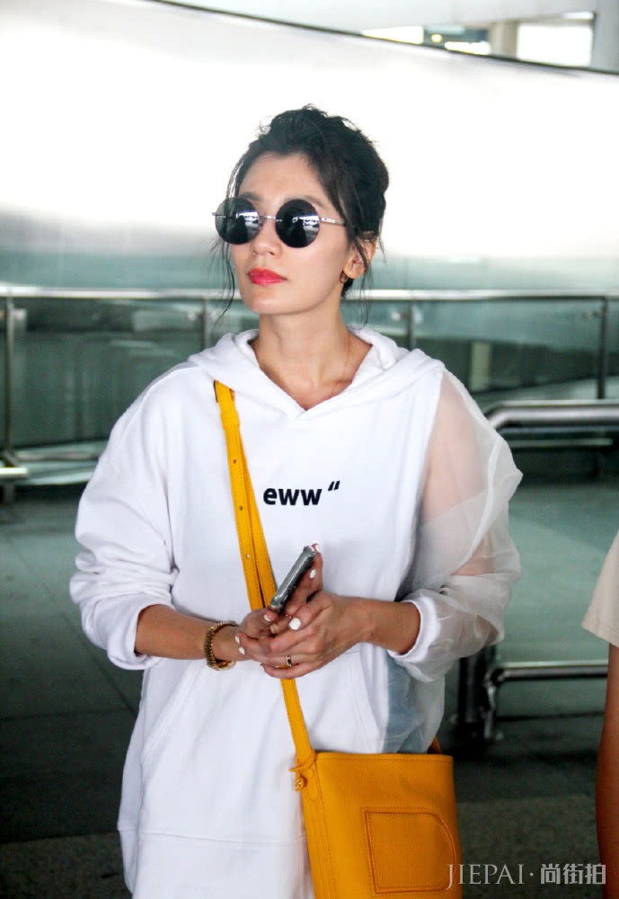 贾静雯气质好!红裙配油发也能穿出时尚大片感