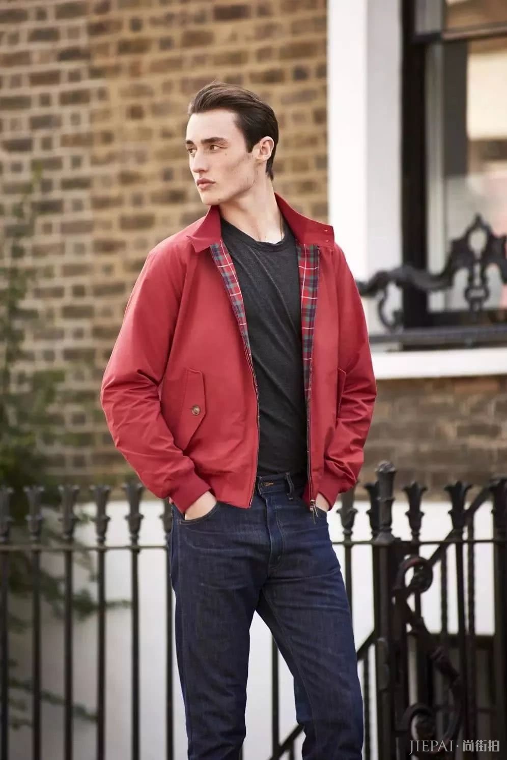 偷偷穿上爸爸飞行员夹克，发现到现在一点也不过时