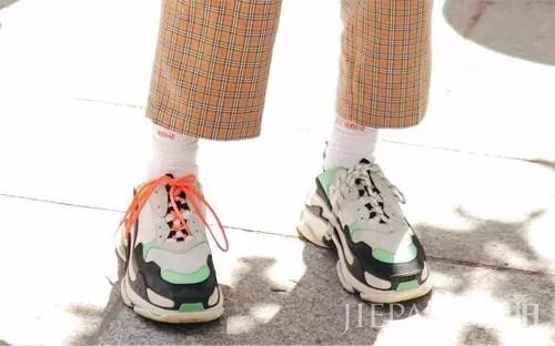 露脚踝过时了？穿运动鞋露袜子才是真时髦！