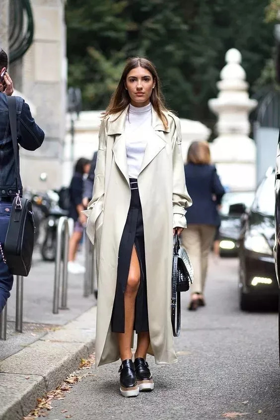 风衣+裙子，在2018的街拍中会美的很高级！