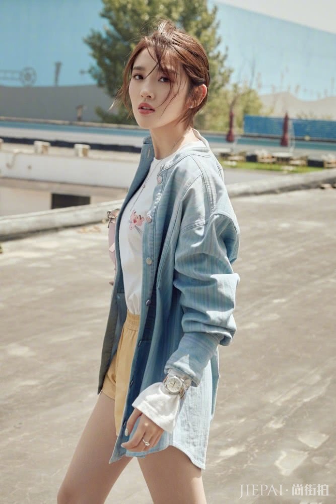 路遇唐艺昕！无美颜镜头下的她吓到我了 颜值真的是经得起考验