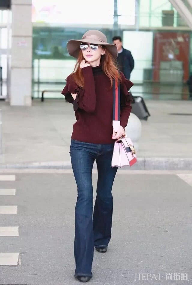林志玲机场又穿牛仔喇叭裤,这回搭件网纱风衣,气质大不一样了