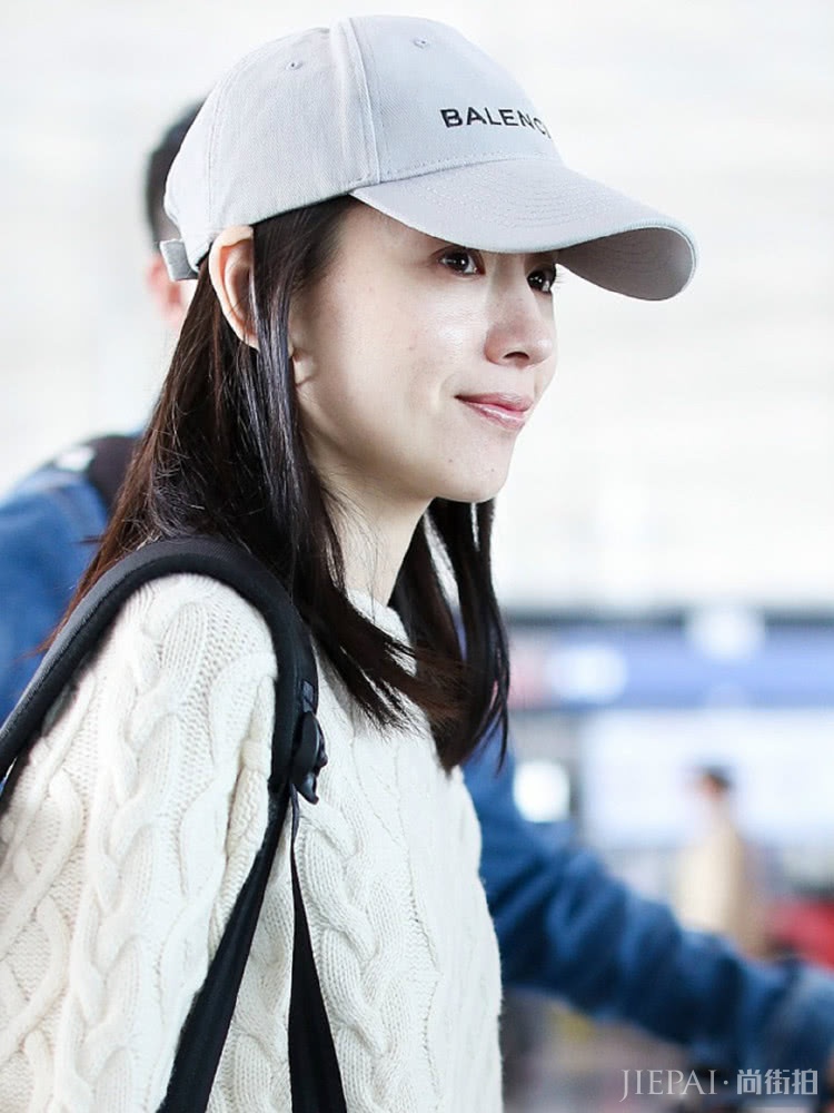 说土黄裤子穿着丑的,看看董洁和王子文的搭配,就知道什么叫美得高级了